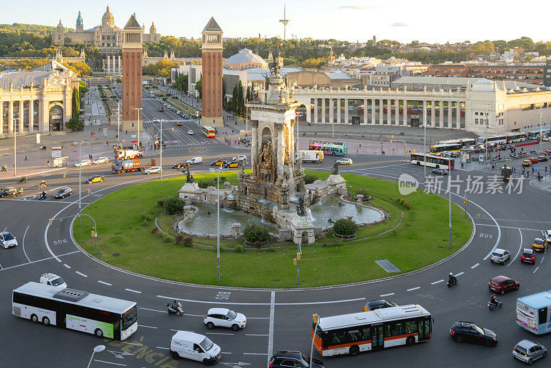 广场d 'Espanya。中央广场毗邻建筑地标，有喷泉表演，购物和一个竞技场。